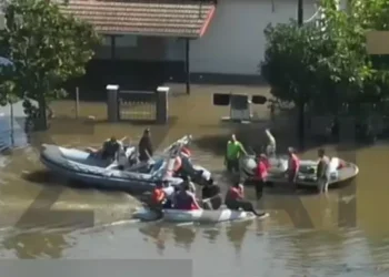 Ανατριχίλα στον αέρα του ΣΚΑΪ: «Εδώ δίπλα μια γιαγιά επιπλέει στο νερό δίπλα στην κουζίνα, είναι πνιγμένη»