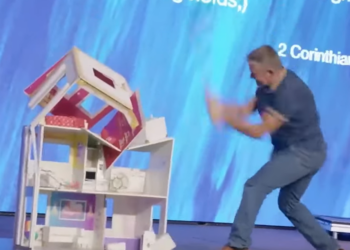 Ομοφοβικός πάστορας σε παράκρουση – Διέλυσε το κουκλόσπιτο της Barbie για να διώξει τα δαιμόνια