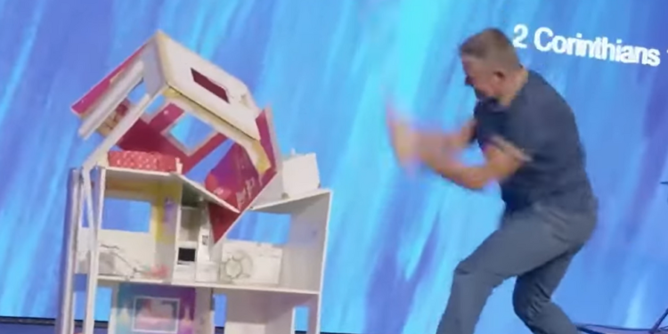 Ομοφοβικός πάστορας σε παράκρουση – Διέλυσε το κουκλόσπιτο της Barbie για να διώξει τα δαιμόνια