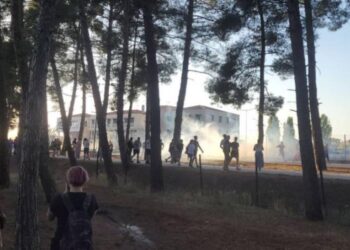 Επεισόδια έξω από την Περιφέρεια Θεσσαλίας με χημικά και κρότου λάμψης (Βίντεο)