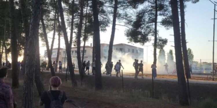 Επεισόδια έξω από την Περιφέρεια Θεσσαλίας με χημικά και κρότου λάμψης (Βίντεο)