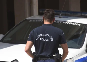 Νέος Κόσμος: «Τον πατούσαν στο κεφάλι, θα τον είχαν σκοτώσει» λέει ο πατέρας του 26χρονου που ξυλοκοπήθηκε για μια φανέλα