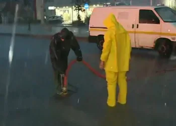 Επέλαση της κακοκαιρίας στον Βόλο: Εγκλωβίστηκαν αυτοκίνητα στον περιφερειακό, πλημμύρισε το νοσοκομείο