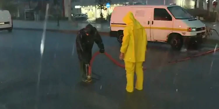 Επέλαση της κακοκαιρίας στον Βόλο: Εγκλωβίστηκαν αυτοκίνητα στον περιφερειακό, πλημμύρισε το νοσοκομείο