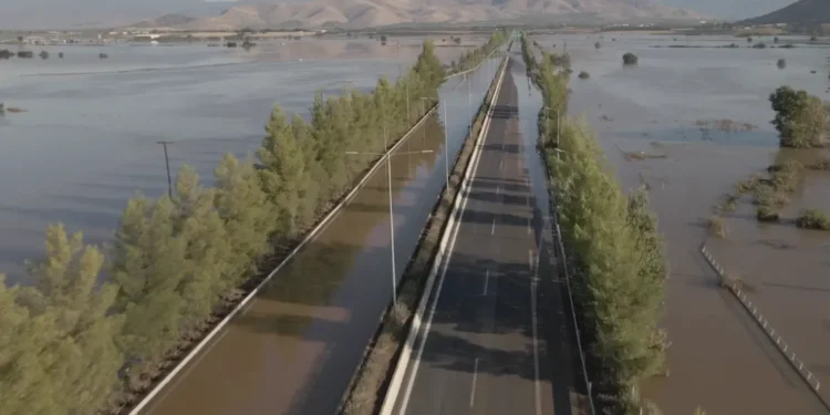 Κακοκαιρία Daniel: Πλημμυρισμένη και απροσπέλαστη ακόμη η Εθνική Οδός μετά τα Τέμπη – Δείτε βίντεο: