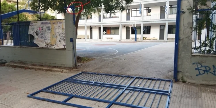 Κατέρρευσε η καγκελόπορτα σχολείου στο Βόλο: Χτύπησε εκπαιδευτικός στο κεφάλι
