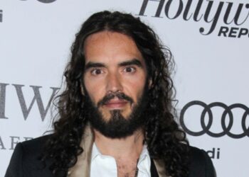 Ράσελ Μπραντ: Δεν έχουν τέλος οι κατηγορίες εναντίον του – «Κόντεψε να με πνίξει με το μόριό του»