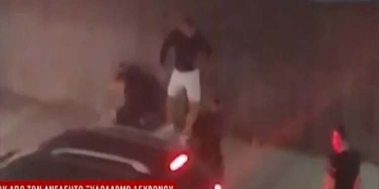 Βίντεο – ντοκουμέντο από την άγρια συμπλοκή στην Κηφισιά: «30 άτομα τους χτυπούσαν με καδρόνια» (vid)