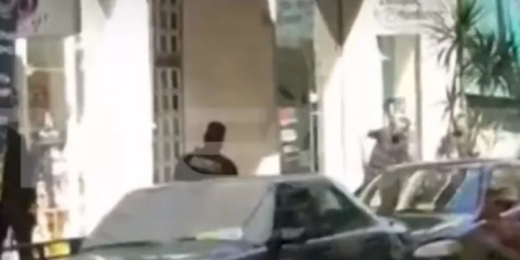 Πειραιάς: «Πριν από δύο μήνες είχε ξαπλώσει στη μέση του πάρκινγκ, τον ενοχλούσε μέχρι και ο κομμωτής της γειτονιάς» (βίντεο)