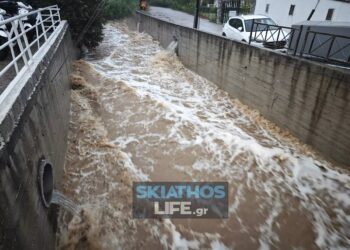 Κακοκαιρία Daniel: Απαγόρευση κυκλοφορίας και στη Σκιάθο – “Βουλιάζει” το νησί