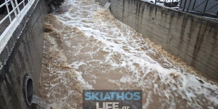 Κακοκαιρία Daniel: Απαγόρευση κυκλοφορίας και στη Σκιάθο – “Βουλιάζει” το νησί