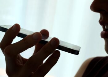 H Google «κρυφακούει» τις συζητήσεις μας – Ο τρόπος να την εμποδίσεις