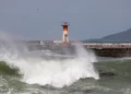 Νότια Αφρική: Κύματα 9,5 μέτρων σάρωσαν παραλιακές περιοχές – 2 νεκροί και 7 τραυματίες