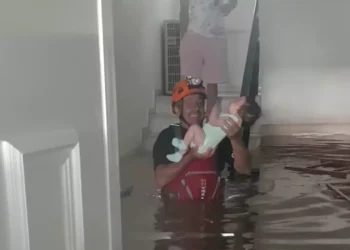 Κακοκαιρία – Θεσσαλία: Η συγκινητική επιχείρηση απεγκλωβισμού ενός μωρού από πλημμυρισμένο σπίτι