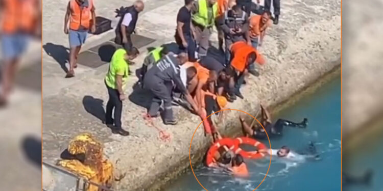 Τήνος: Γυναίκα έπεσε στη θάλασσα κατά την επιβίβαση στο πλοίο – Έσπευσαν να την σώσουν (Βίντεο)