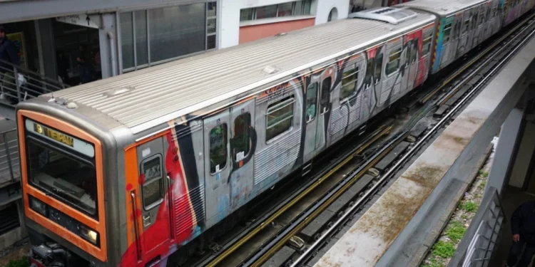 Ηράκλειο: 13χρονος και 14χρονος επιτέθηκαν σε 15χρονους για να τους ληστέψουν σε τρένο του ΗΣΑΠ