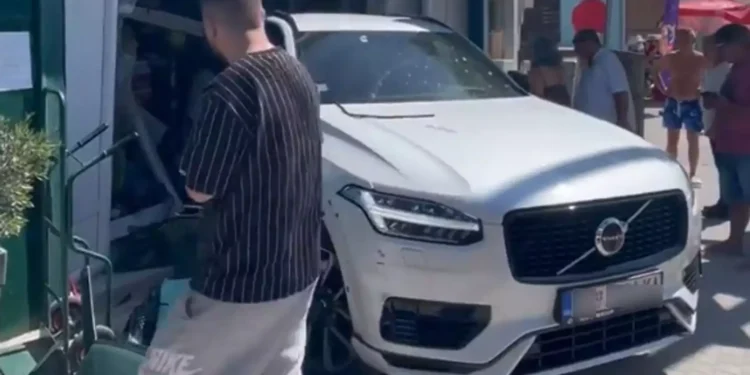 Χαλκιδική: Τροχαίο με αυτοκίνητο να καταλήγει μέσα σε κατάστημα – Βίντεο