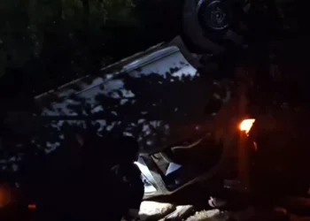 Αυτοκίνητο «απογειώθηκε» στην Κρήτη και κατέληξε σε αυλή σπιτιού – Στο νοσοκομείο οι δύο τραυματίες