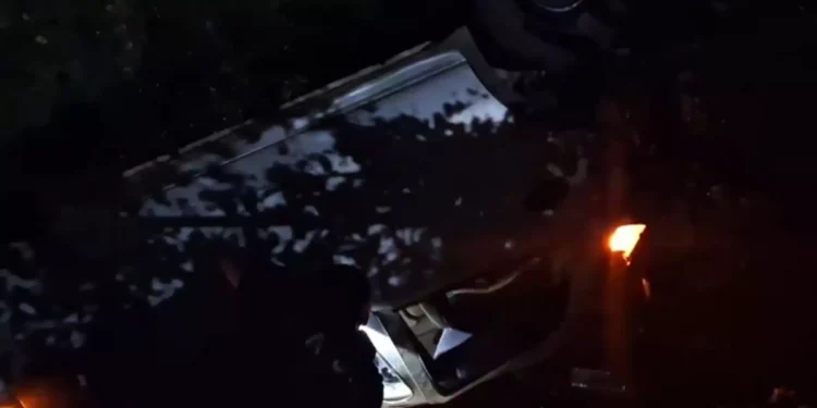 Αυτοκίνητο «απογειώθηκε» στην Κρήτη και κατέληξε σε αυλή σπιτιού – Στο νοσοκομείο οι δύο τραυματίες