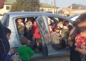 Διευθύντρια νηπιαγωγείου «στρίμωξε» 25 παιδιά σε ένα μικρό αυτοκίνητο! – Δείτε βίντεο