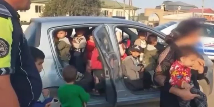 Διευθύντρια νηπιαγωγείου «στρίμωξε» 25 παιδιά σε ένα μικρό αυτοκίνητο! – Δείτε βίντεο