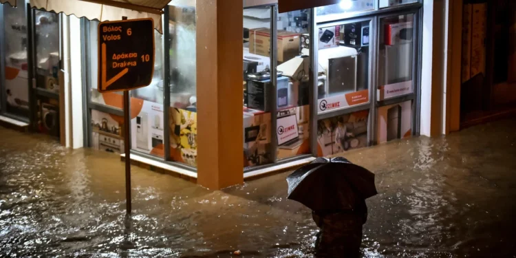 Εκτακτο της ΕΜΥ: Εξασθενεί η κακοκαιρία από το απόγευμα -Εντονες καταιγίδες σε Μαγνησία, Εύβοια και 4 ακόμη περιοχές