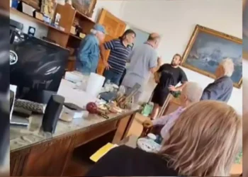 «Είσαι 26 χρονών και έχεις δικαίωμα να κάνεις λάθη» λέει τώρα ο Μπέος και ανεβάζει βίντεο με τον πλημμυροπαθή να του ζητάει «συγγνώμη»