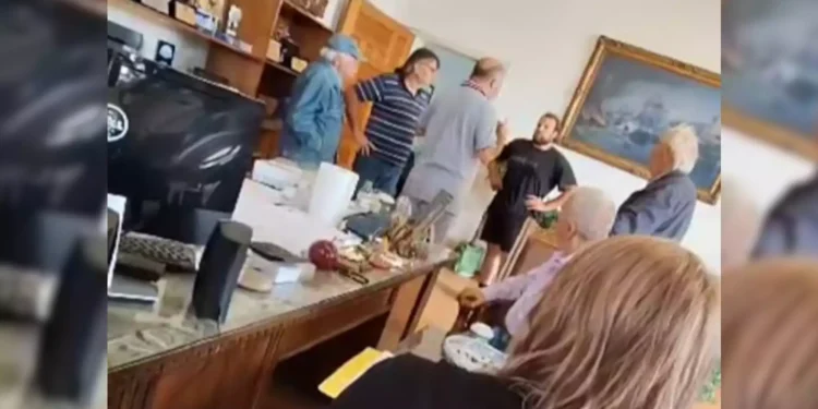 «Είσαι 26 χρονών και έχεις δικαίωμα να κάνεις λάθη» λέει τώρα ο Μπέος και ανεβάζει βίντεο με τον πλημμυροπαθή να του ζητάει «συγγνώμη»