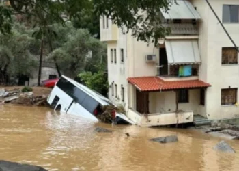 Κακοκαιρία Daniel – Μαγνησία: Σπίτι στο Πήλιο «στηρίζεται» σε λεωφορείο – Δείτε φωτογραφίες με τον πλημμυρισμένο Βόλο από ψηλά