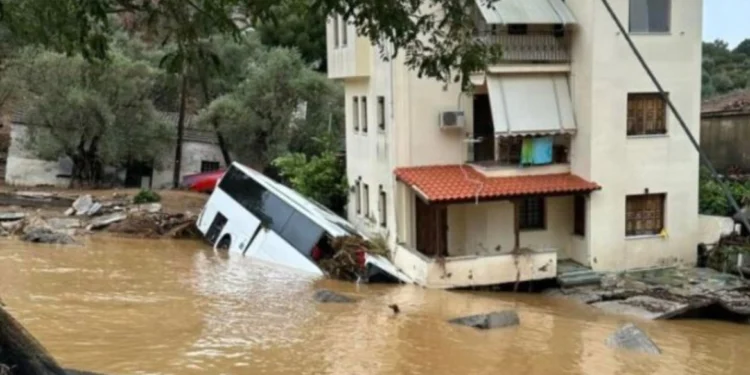 Κακοκαιρία Daniel – Μαγνησία: Σπίτι στο Πήλιο «στηρίζεται» σε λεωφορείο – Δείτε φωτογραφίες με τον πλημμυρισμένο Βόλο από ψηλά