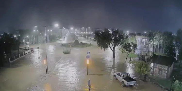 Κακοκαιρία Elias: Μήνυμα του 112 για απαγόρευση κυκλοφορίας στον Βόλο