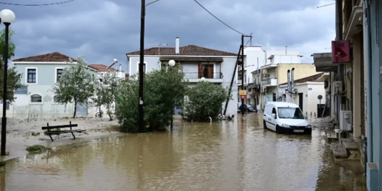 Αδιανόητο: Κατάσχεσαν τους τραπεζικούς λογαριασμούς πλημμυροπαθούς (vid)