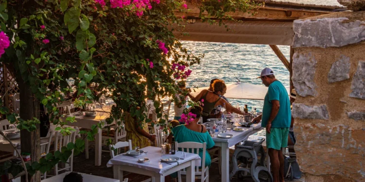 Καιρός: Αλλού καλοκαίρι, αλλού φθινόπωρο -Πού θα βρέχει, αναλυτική πρόγνωση για Σαββατοκύριακο