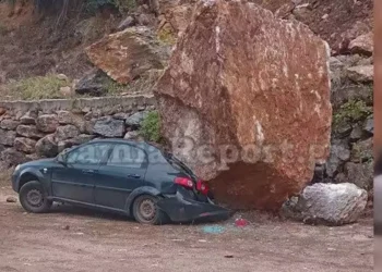 Λαμία: Βράχος καταπλάκωσε αυτοκίνητο έξω από μοναστήρι