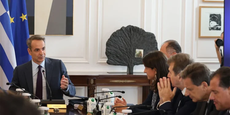 Μητσοτάκης στο υπουργικό: Μη βγάζετε ταυτότητες παλαιού τύπου, θα λήξουν