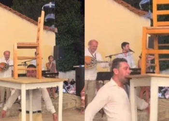 Απίστευτος τύπος χορεύει ζεϊμπέκικο κρατώντας με τα δόντια του ένα τραπέζι και μια καρέκλα (vid)