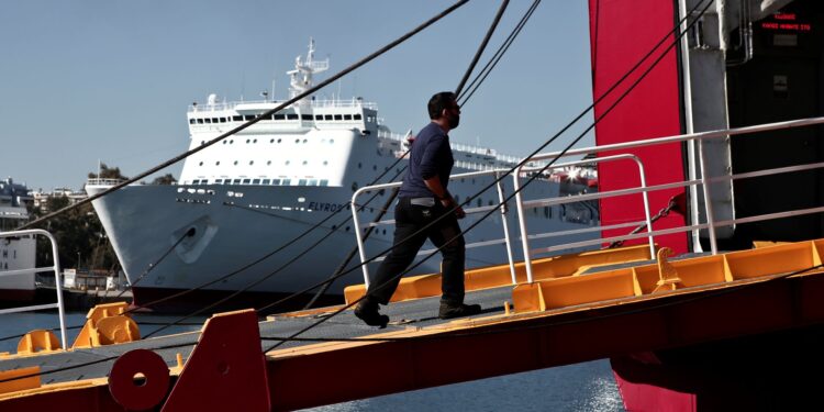 Δύο ναύτες του Tax Speedrunner Jet έπεσαν στη θάλασσα ενώ έκαναν εργασίες στο πλοίο