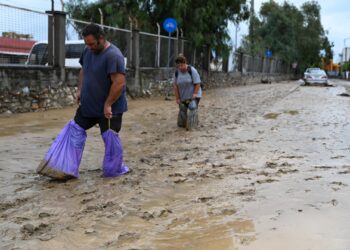 Πλημμύρες: Φόβοι για κοκτέιλ χημικών στα νερά – «Λιώνουν οι γαλότσες»