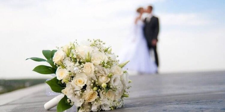 Δάκρυσαν οι καλεσμένοι: Νύφη στην Κρήτη ράγισε καρδιές στα σκαλιά της εκκλησίας “Μακάρι να ήσουν εδώ μπαμπά”