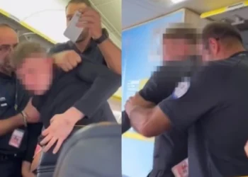 Αστυνομικοί πήραν σηκωτό επιβάτη αεροπλάνου γιατί ενοχλούσε: Είχε καταναλώσει μεγάλες ποσότητες αλκοόλ (vid)