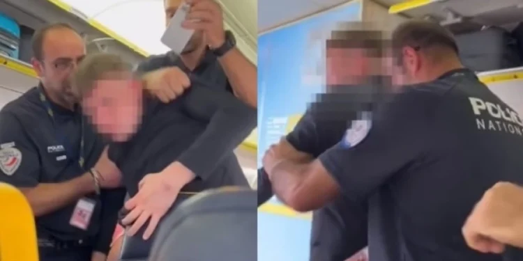 Αστυνομικοί πήραν σηκωτό επιβάτη αεροπλάνου γιατί ενοχλούσε: Είχε καταναλώσει μεγάλες ποσότητες αλκοόλ (vid)