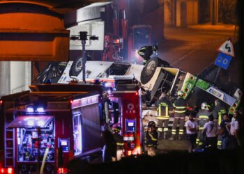 Τραγωδία στην Βενετία: Καρέ καρέ η στιγμή που το λεωφορείο πέφτει από τη γέφυρα