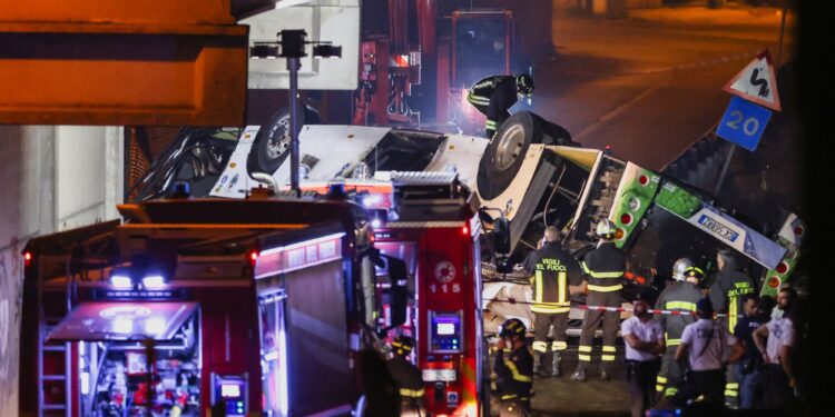 Τραγωδία στην Βενετία: Καρέ καρέ η στιγμή που το λεωφορείο πέφτει από τη γέφυρα