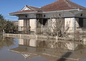 Πλημμυροπαθείς ζουν σε εκκλησίες και γυμναστήρια: «Μας είπαν ότι θα πάρουμε κοντέινερ, αλλά δύο μήνες μετά ούτε φωνή ούτε ακρόαση» (vid)