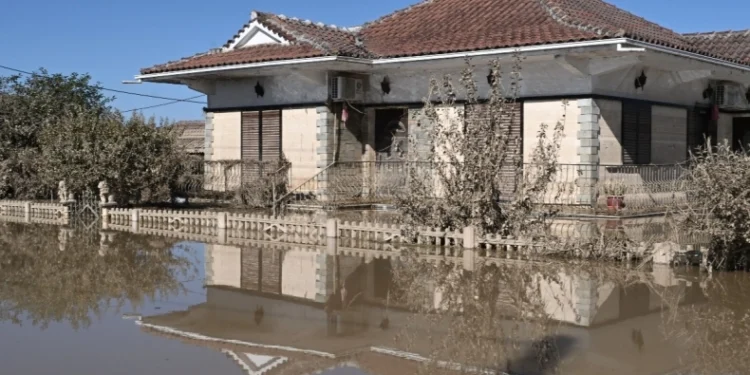 Πλημμυροπαθείς ζουν σε εκκλησίες και γυμναστήρια: «Μας είπαν ότι θα πάρουμε κοντέινερ, αλλά δύο μήνες μετά ούτε φωνή ούτε ακρόαση» (vid)
