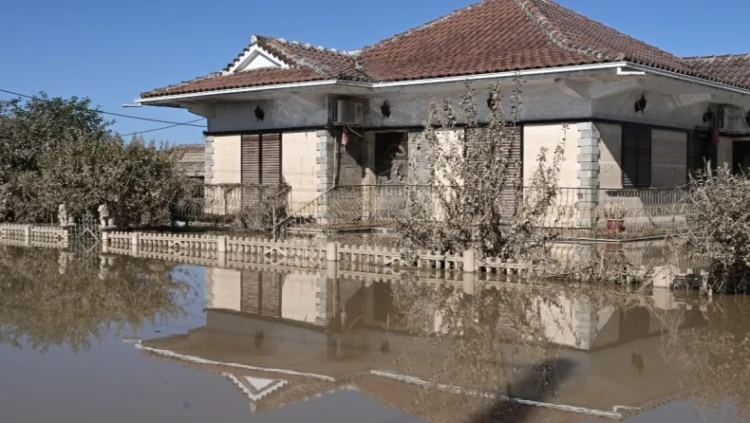 Πλημμυροπαθείς ζουν σε εκκλησίες και γυμναστήρια: «Μας είπαν ότι θα πάρουμε κοντέινερ, αλλά δύο μήνες μετά ούτε φωνή ούτε ακρόαση» (vid)