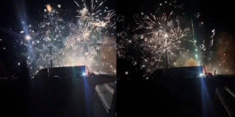 Φορτηγό γεμάτο με πυροτεχνήματα ενεπλάκη σε τροχαίο: Το αναπάντεχο σόου που διήρκησε μία ώρα (vid)