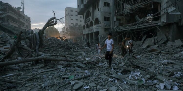 Σφίγγει ο κλοιός στη Γάζα: Σε λίγες ώρες θα βυθιστεί στο σκοτάδι, αγωνία για τα νοσοκομεία