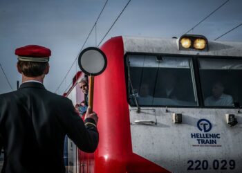 Για μετωπική με χρεοκοπία πάει η Hellenic Train – «Δεν ξεμπερδέψατε με εμάς» λένε συγγενείς θυμάτων στα Τέμπη