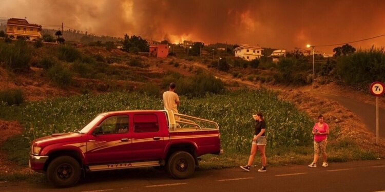 Εφιάλτης δίχως τέλος στην Τενερίφη – Αναζωπυρώθηκε η φωτιά που ξέσπασε τον… Αύγουστο!